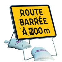 Panneau de chantier KC1 T1 ROUTE BARREE à 200 mètres 800 x 600 mm avec pied et 2 sacs de lestage