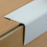 Nez de marche strié adhésif 41VA - 55x50 mm - longueur 3000 mm