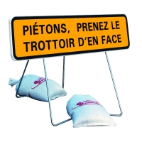 Panneau de signalisation JH T1 - 1000 x 300 mm Piétons, prenez le trottoir d’en face avec Pied Fixe et articulé