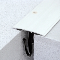 Couvre-joint de sol biseauté adhésif et percé