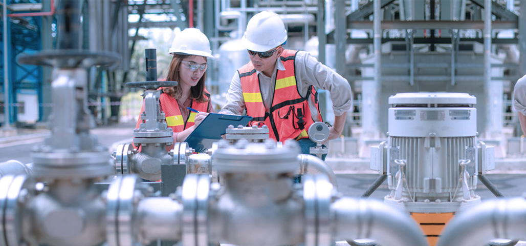 Deux ouvriers dans une usine