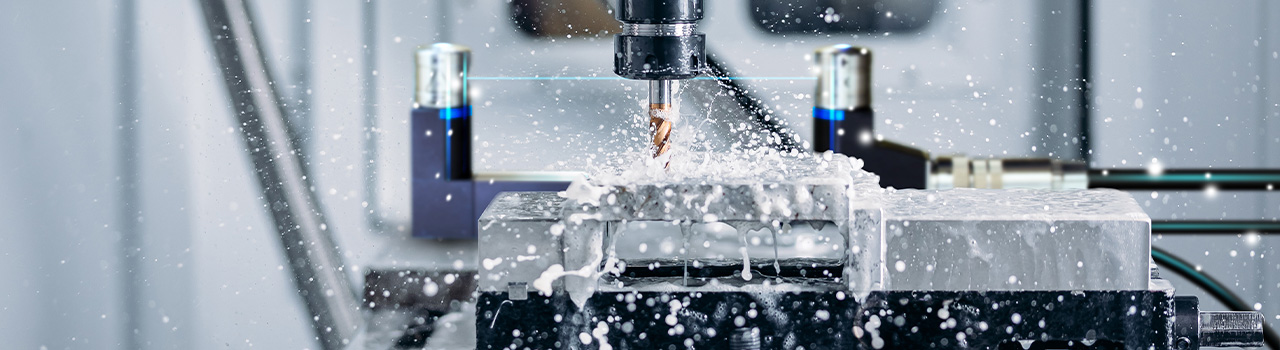 Une fraiseuse en fonctionnement