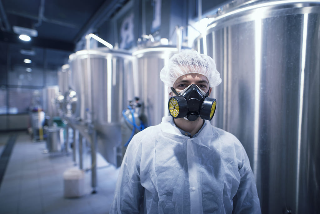 Comment limiter les risques liés à l’inhalation d’air contaminé en milieu industriel ?