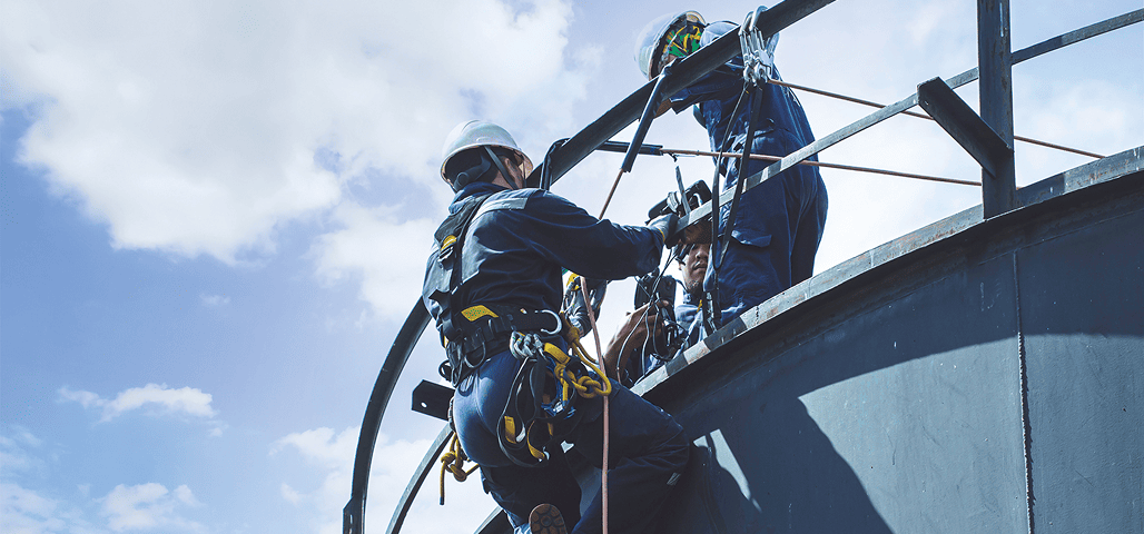 Professionnels en équipements de protection sur un site industriel