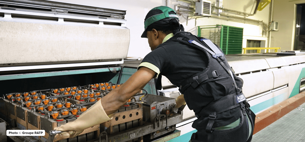 Opérateur DEXIS équipé d'un exosquelette sur une chaîne de production