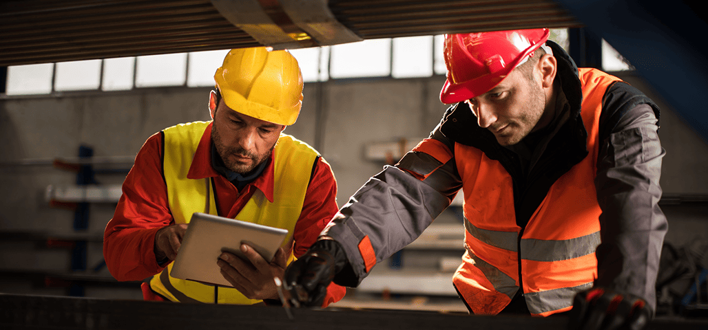 Professionnels DEXIS en discussion sur un site industriel